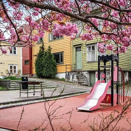 Hébergement de vacances Dinbnb Homes I 4-bedroom Historical House In Romantic Surroundings